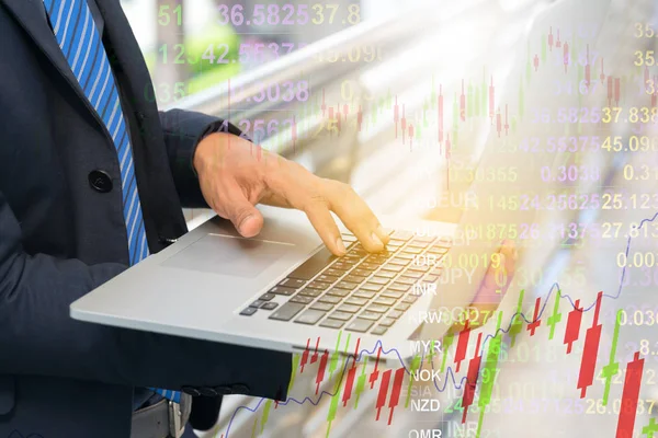 Business man check graph on notebook, conceito de finanças — Fotografia de Stock