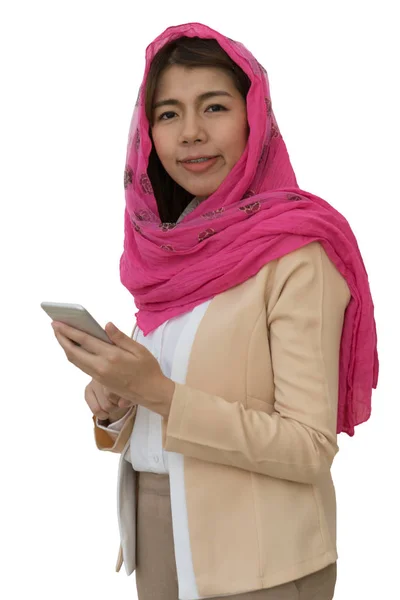 Mujer musulmana mensajería en un teléfono móvil aislado ingenio de fondo — Foto de Stock
