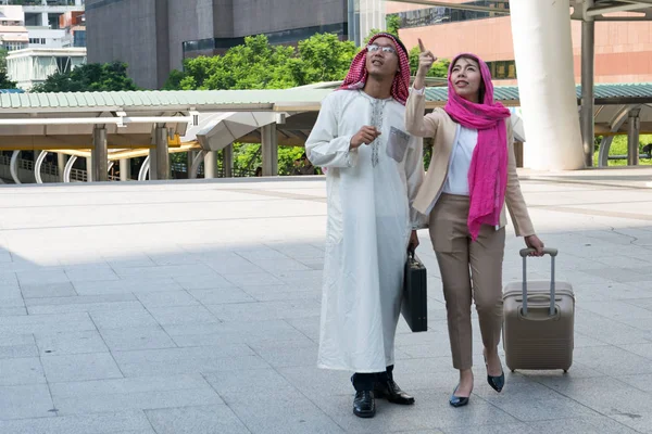 Uomini Donne Arabi Che Camminano Portando Una Valigia — Foto Stock