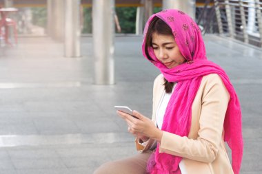 Arap işkadını şehirde bir cep telefonuna ileti