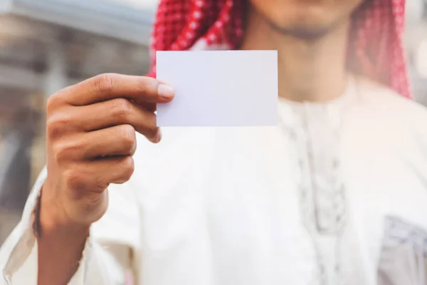 Arabisk affärsman hand visar visitkort — Stockfoto