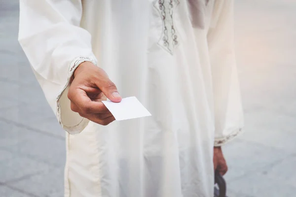 Arab Businessman hand showing business card — Stock Photo, Image