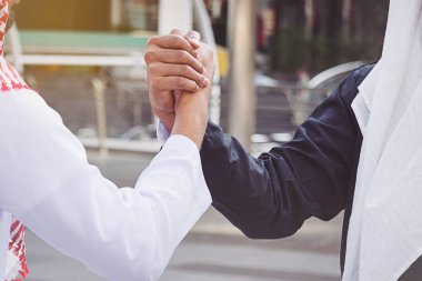 Arap işadamları işçi el sıkışma inşaat sitesinde