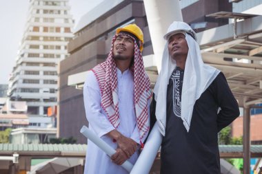 Arap işadamları çalışan inşaat sitesinde