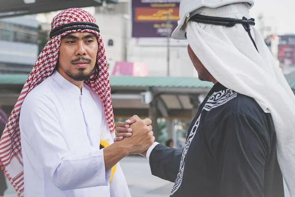 Arab businessmen worker handshaking on construction site — Stock Photo, Image