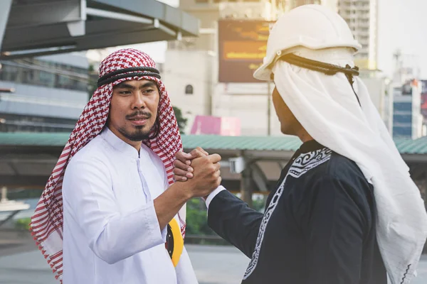 Arab businessmen worker handshaking on construction site — Stock Photo, Image