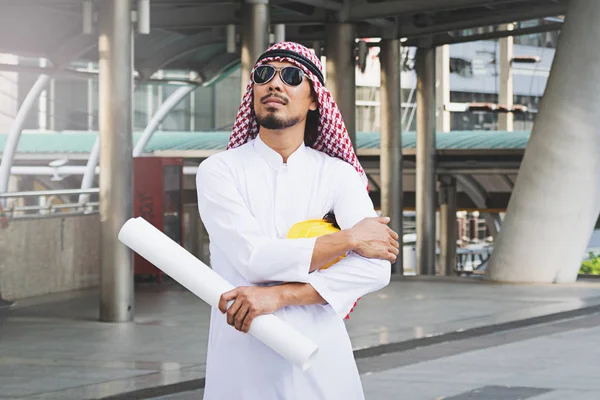 Arab Engineer pekerja konstruksi memegang cetak biru — Stok Foto