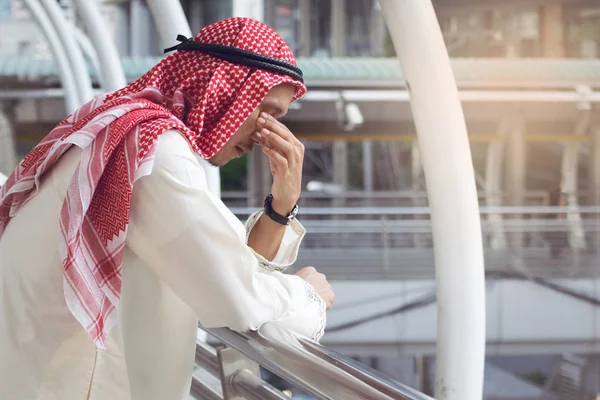 Arabisk affärsman är besviken från att förlora i börsen, — Stockfoto