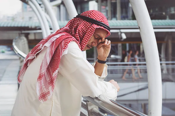 Arabisk affärsman är besviken från att förlora i börsen, — Stockfoto