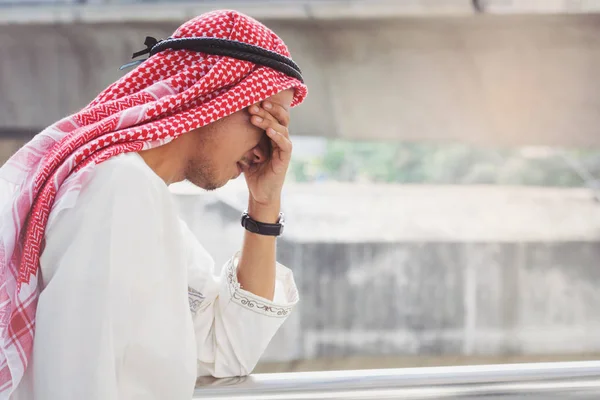 Arabisk affärsman är besviken från att förlora i börsen, — Stockfoto