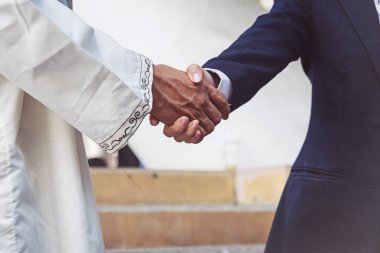 Arap işadamları işçi el sıkışma inşaat sitesinde