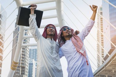 Her iki el kadar şehirde yükselterek tarafından duran iki Arap işadamları, 