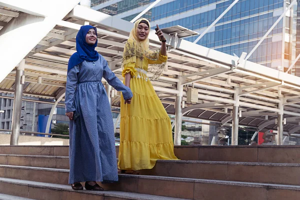 Ritratto di moda di due giovani donne musulmane che indossano hij — Foto Stock