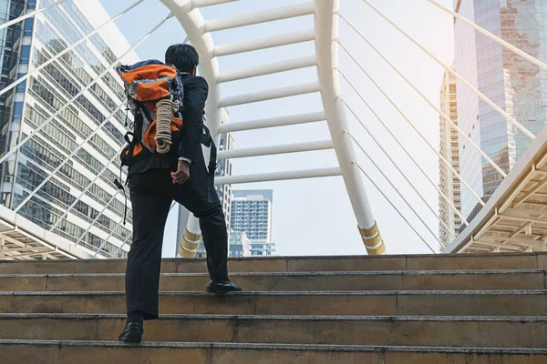 Empresario en traje con mochila y bastones de senderismo en la ciudad — Foto de Stock