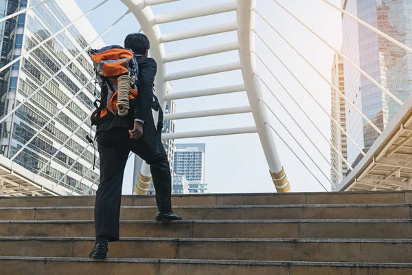 Empresário de terno com mochila e bengalas na cidade — Fotografia de Stock