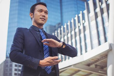 İşadamı bir takım elbise ve kravat uzanmış el ile impleme için