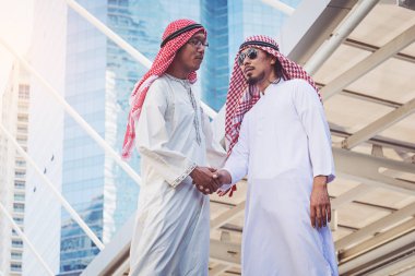 Arap işadamları işçi el sıkışma inşaat sitesinde