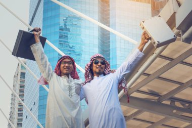 Her iki el kadar şehirde yükselterek tarafından duran iki Arap işadamları, 