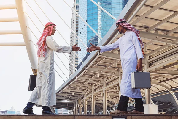 Arap işadamları işçi el sıkışma inşaat sitesinde