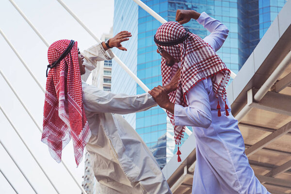Портрет двух арабских парней, дерущихся крупным планом, агрессивное поведение
,