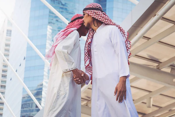 Arap işadamları işçi el sıkışma inşaat sitesinde