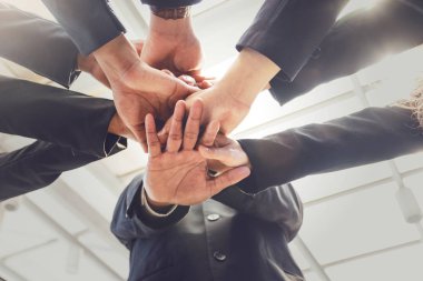 İş adamları eller katılmak grubudur. Takım iş kavramı.