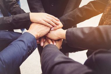 İş adamları eller katılmak grubudur. Takım iş kavramı.