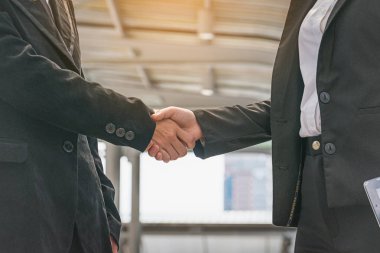 İş kadınları el sıkışma yapma. kavram başarılı iş kadınları