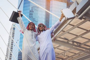 Her iki el kadar şehirde yükselterek tarafından duran iki Arap işadamları, 