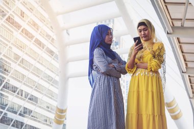 Müslüman kadınlar şehrin bir cep telefonuna ileti.