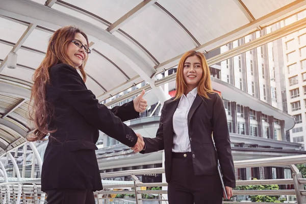 Mujeres de negocios haciendo apretón de manos. concepto Mujeres de negocios exitosas — Foto de Stock