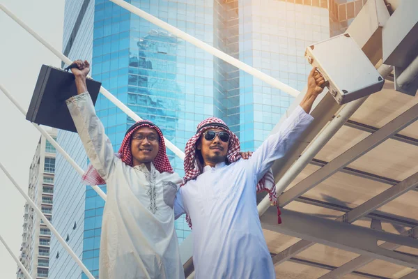 Her iki el kadar şehirde yükselterek tarafından duran iki Arap işadamları, 
