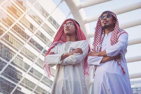 Två arabiska affärsmän stående i staden, Business bra känsla con — Stockfoto