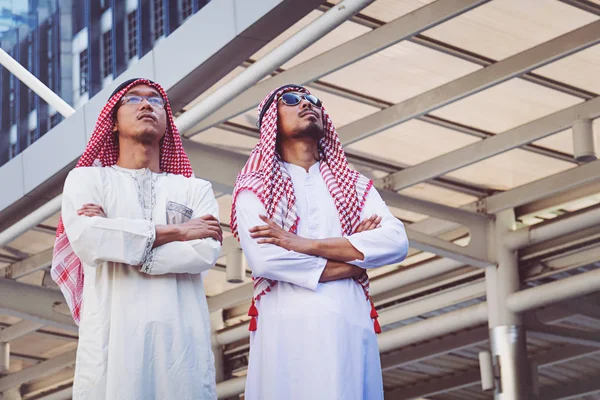 Två arabiska affärsmän stående i staden, Business bra känsla con — Stockfoto