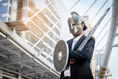 Bir dümen ve çelik kılıç giyen işadamı Karahan. 