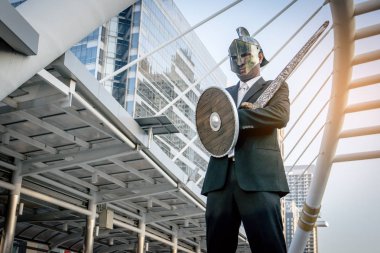 Bir dümen ve çelik kılıç giyen işadamı Karahan. 