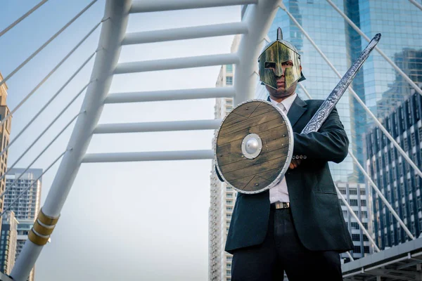 Bir dümen ve çelik kılıç giyen işadamı Karahan. 