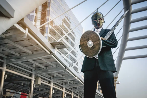 Bir dümen ve çelik kılıç giyen işadamı Karahan. 