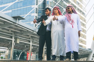 İşadamı ve Arap işadamları çalışan inşaat sitesinde