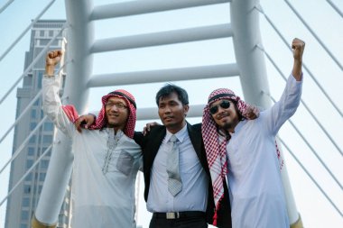 İşadamı ve Arap işadamları çalışan inşaat sitesinde