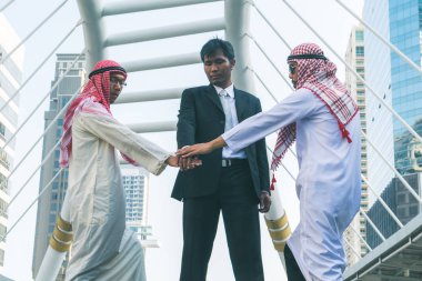 İşadamı ve Arap işadamları çalışan inşaat sitesinde