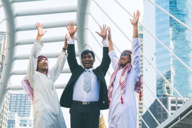 İşadamı ve Arap işadamları çalışan inşaat sitesinde