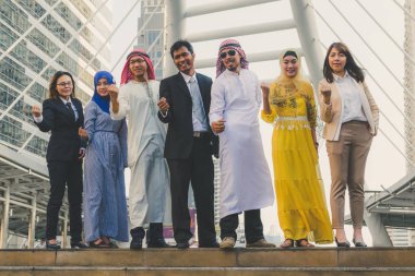 Mutlu iş takım yüksek yapma şehir arka planda eller 