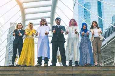 Mutlu iş takım yüksek yapma şehir arka planda eller 