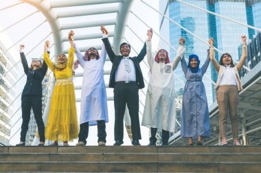 Mutlu iş takım yüksek yapma şehir arka planda eller 