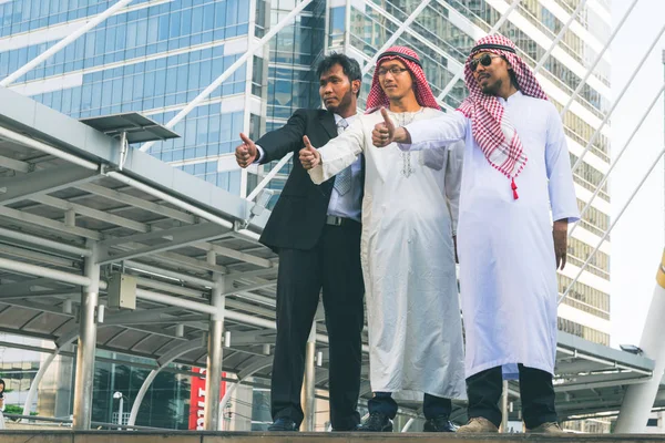 İşadamı ve Arap işadamları çalışan inşaat sitesinde