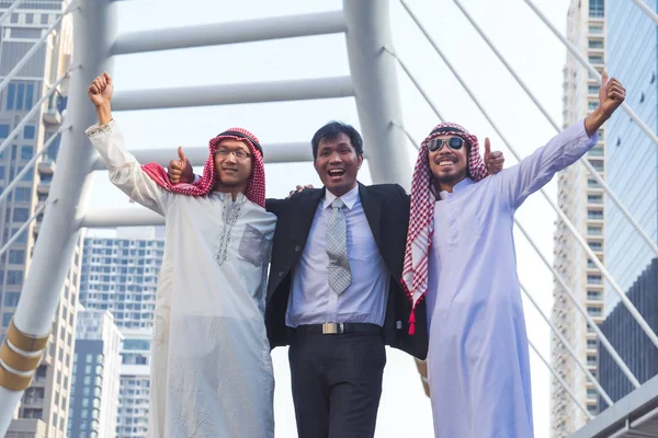 İşadamı ve Arap işadamları çalışan inşaat sitesinde