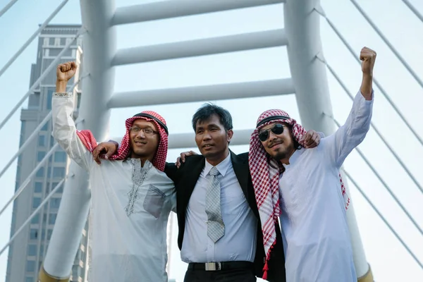 İşadamı ve Arap işadamları çalışan inşaat sitesinde