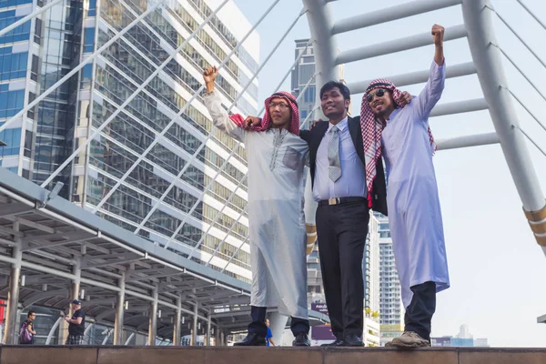 İşadamı ve Arap işadamları çalışan inşaat sitesinde