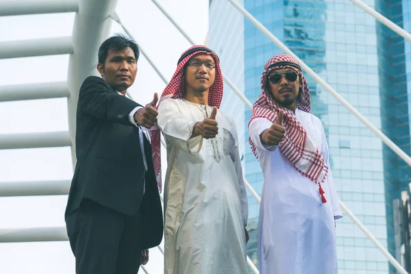 Affärsmannen och arabiska affärsmän arbetstagare på byggarbetsplatsen — Stockfoto